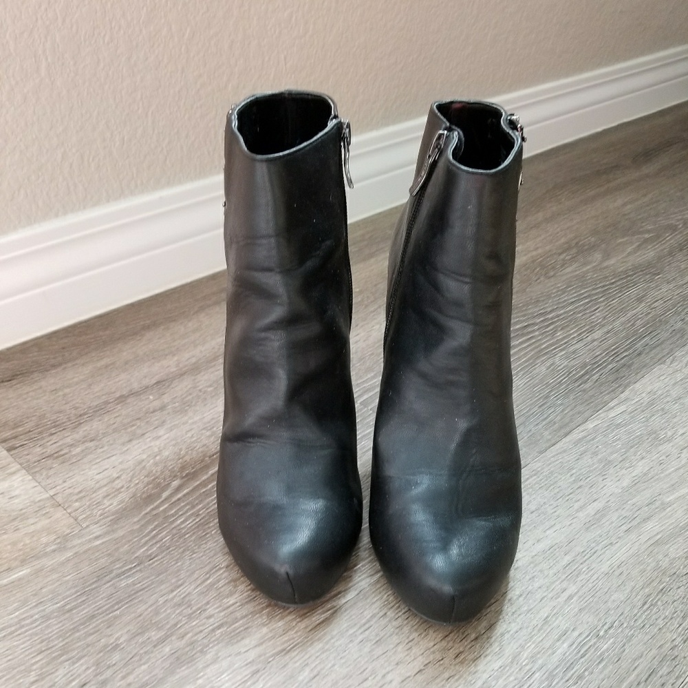 🔥SOLD🔥 BCBG Booties - Picture 2 of 7